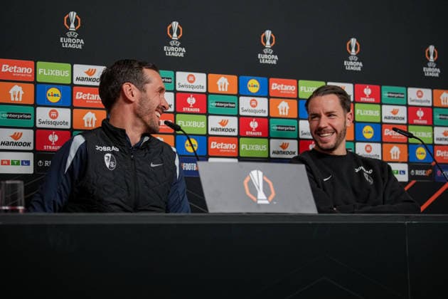 Fussball, Bundesliga, Herren, Freiburg - Europa-Park-Stadion, Europa Park Stadion,: Presse Konferenz, Europa League Spiel, Maccabi Tel-aviv, Julian Schuster (SC Freiburg, Trainer) Christian Guenter (SC Freiburg, 30) Freiburg Europa Park Stadion Baden-Württemberg Deutschland Copyright: xFINLEYxMÖRCHx