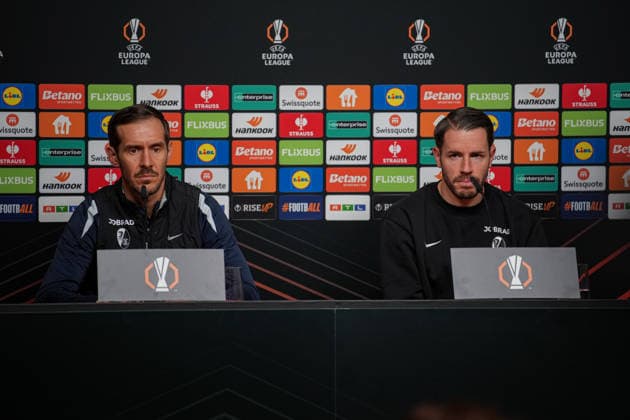 Fussball, Bundesliga, Herren, Freiburg - Europa-Park-Stadion, Europa Park Stadion,: Presse Konferenz, Europa League Spiel, Maccabi Tel-aviv, Julian Schuster (SC Freiburg, Trainer) Christian Guenter (SC Freiburg, 30) Freiburg Europa Park Stadion Baden-Württemberg Deutschland Copyright: xFINLEYxMÖRCHx