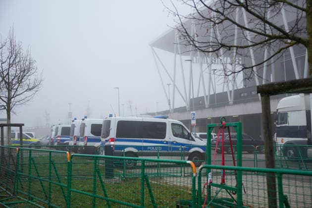 Presse Konferenz, Europa League Spiel, Maccabi Tel-aviv, Polizei, Polizeieinsatz, Europa Park Stadion, Freiburg, Spiel gegen Maccabi Tel Aviv, Einsatzfahrzeuge, Blaulicht, Sicherheitskräfte, Absperrungen, Stadionumfeld, Kontrolle, Präsenz, Verkehrslenkung, Fans, Risikoanalyse, Gefahrenabwehr, öffentliche Sicherheit, Ordnung, Nahostkonflikt, erhöhte Sicherheitslage, Fußballspiel, Großveranstaltung, Fantrennung, Anti Israel Proteste, Anti Antisemitismus Kundgebungen, Terrorprävention, Polizeischutz, Lagebild, Mediendebatte, Symbolfoto für Sicherheitsthema Freiburg Europa Park Stadion Baden-Württemberg Deutschland Copyright: xFINLEYxMÖRCHx