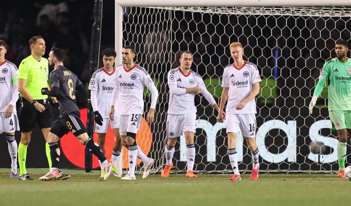 21.01.2026, Fussball UEFA Champions League, Qarabag Agdam FK - Eintracht Frankfurt, v.l., Nathaniel Brown (Eintracht Frankfurt), Ellyes Skhiri (Eintracht Frankfurt), Arthur Theate (Eintracht Frankfurt), Hugo Larsson (Eintracht Frankfurt) enttaeuscht, enttaeuscht schauend, dissapointed, traurig, frustiert, frust, gefrustet, frustrated DFL DFB REGULATIONS PROHIBIT ANY USE OF PHOTOGRAPHS AS IMAGE SEQUENCES AND OR QUASI-VIDEO. xdcx Copyright: HMBxMedia Claus
