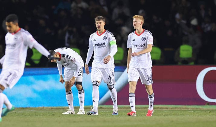 21.01.2026, Fussball UEFA Champions League, Qarabag Agdam FK - Eintracht Frankfurt, v.l., Robin Koch (Eintracht Frankfurt), Hugo Larsson (Eintracht Frankfurt) enttaeuscht, enttaeuscht schauend, dissapointed, traurig, frustiert, frust, gefrustet, frustrated DFL DFB REGULATIONS PROHIBIT ANY USE OF PHOTOGRAPHS AS IMAGE SEQUENCES AND OR QUASI-VIDEO. xdcx Copyright: HMBxMedia Claus