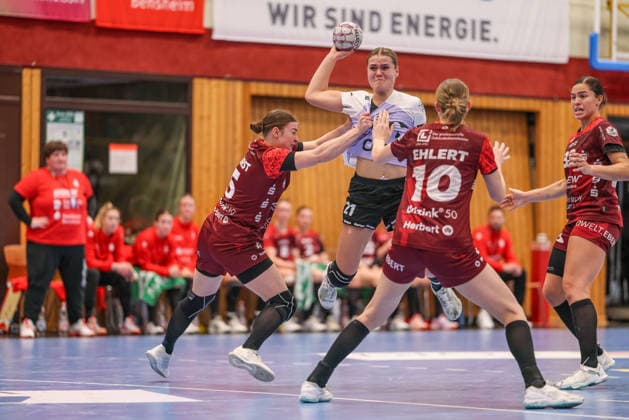 GER, Bensheim, HSG Bensheim Auerbach Flames vs Vfl Oldenburg, Alsco Handball Bundesliga Frauen, Handball, DHB, Spielzeit 2025 2026, Weststadthalle Bensheim, 14. Spieltag im Bild v.l.: Isabell Hurst (HSG Bensheim Auerbach Flames Frauen 5), Joanna Granicka (VfL Oldenburg Handball 21), Matilda Ehlert (HSG Bensheim Auerbach Flames Frauen 10), Wurf, Zweikampf DFB DFL REGULATIONS PROHIBIT ANY USE OF PHOTOGRAPHS AS IMAGE SEQUENCES AND OR QUASI-VIDEO, 21.01.2026 Copyright: HMBxMedia HendrikxHamelau