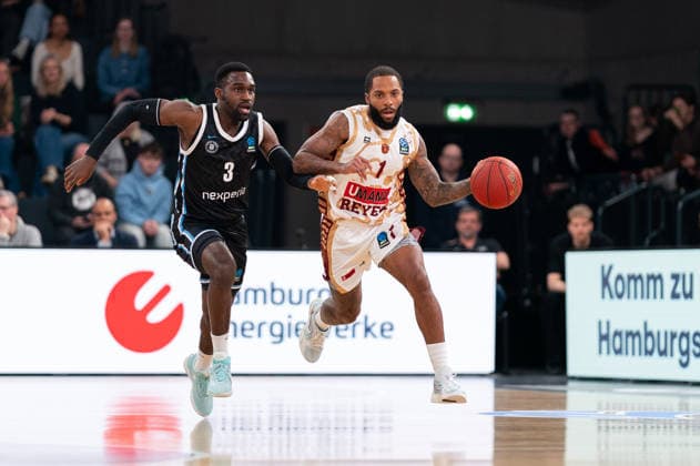 RJ Cole (Umana Reyer Venice, 1) im Dribbling gegen Osaro Rich (Veolia Towers Hamburg, 03), GER, Veolia Towers Hamburg vs Umana Reyer Venice, Basketball, EuroCup, Spieltag 15, Saison 2025 2026, 21.01.2026 GER, Veolia Towers Hamburg vs Umana Reyer Venice, Basketball, EuroCup, Spieltag 15, Saison 2025 2026, 21.01.2026 Hamburg Copyright: xEibner-Pressefoto MaxxVincenx EP_MVN