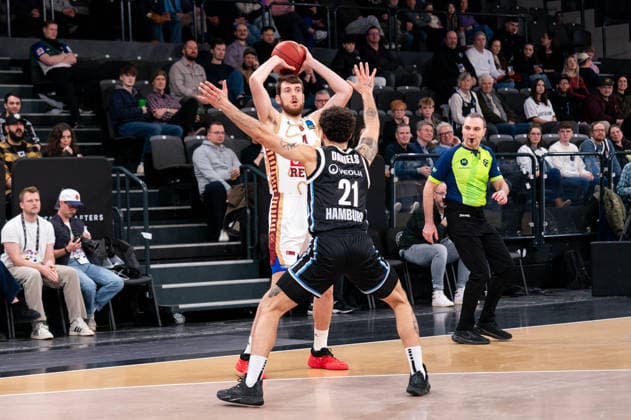 Alessandro Lever (Umana Reyer Venice, 4) am Ball, Devon Daniels (Veolia Towers Hamburg, 21), GER, Veolia Towers Hamburg vs Umana Reyer Venice, Basketball, EuroCup, Spieltag 15, Saison 2025 2026, 21.01.2026 GER, Veolia Towers Hamburg vs Umana Reyer Venice, Basketball, EuroCup, Spieltag 15, Saison 2025 2026, 21.01.2026 Hamburg Copyright: xEibner-Pressefoto MaxxVincenx EP_MVN