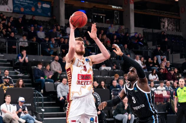Alessandro Lever (Umana Reyer Venice, 4) beim Wurf, Osaro Rich (Veolia Towers Hamburg, 03), GER, Veolia Towers Hamburg vs Umana Reyer Venice, Basketball, EuroCup, Spieltag 15, Saison 2025 2026, 21.01.2026 GER, Veolia Towers Hamburg vs Umana Reyer Venice, Basketball, EuroCup, Spieltag 15, Saison 2025 2026, 21.01.2026 Hamburg Copyright: xEibner-Pressefoto MaxxVincenx EP_MVN