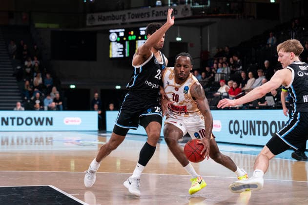 Carl Wheatle (Umana Reyer Venice, 10) im Dribbling gegen Kenneth Ogbe (Veolia Towers Hamburg, 25), GER, Veolia Towers Hamburg vs Umana Reyer Venice, Basketball, EuroCup, Spieltag 15, Saison 2025 2026, 21.01.2026 GER, Veolia Towers Hamburg vs Umana Reyer Venice, Basketball, EuroCup, Spieltag 15, Saison 2025 2026, 21.01.2026 Hamburg Copyright: xEibner-Pressefoto MaxxVincenx EP_MVN