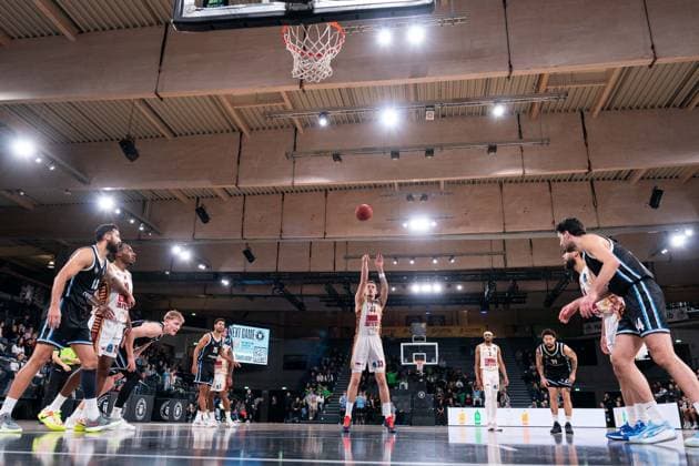 Kyle Wiltjer (Umana Reyer Venice, 33) beim Freiwurf, GER, Veolia Towers Hamburg vs Umana Reyer Venice, Basketball, EuroCup, Spieltag 15, Saison 2025 2026, 21.01.2026 GER, Veolia Towers Hamburg vs Umana Reyer Venice, Basketball, EuroCup, Spieltag 15, Saison 2025 2026, 21.01.2026 Hamburg Copyright: xEibner-Pressefoto MaxxVincenx EP_MVN