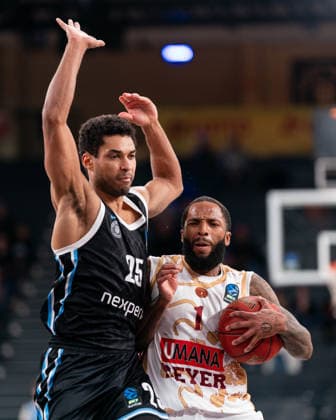 RJ Cole (Umana Reyer Venice, 1) im Dribbling gegen Kenneth Ogbe (Veolia Towers Hamburg, 25), GER, Veolia Towers Hamburg vs Umana Reyer Venice, Basketball, EuroCup, Spieltag 15, Saison 2025 2026, 21.01.2026 GER, Veolia Towers Hamburg vs Umana Reyer Venice, Basketball, EuroCup, Spieltag 15, Saison 2025 2026, 21.01.2026 Hamburg Copyright: xEibner-Pressefoto MaxxVincenx EP_MVN