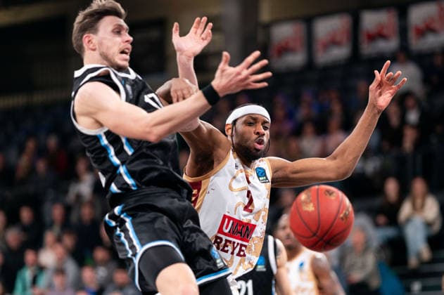 Chris Horton (Umana Reyer Venice, 2) im Zweikampf mit Niklas Wimberg (Veolia Towers Hamburg, 17), GER, Veolia Towers Hamburg vs Umana Reyer Venice, Basketball, EuroCup, Spieltag 15, Saison 2025 2026, 21.01.2026 GER, Veolia Towers Hamburg vs Umana Reyer Venice, Basketball, EuroCup, Spieltag 15, Saison 2025 2026, 21.01.2026 Hamburg Copyright: xEibner-Pressefoto MaxxVincenx EP_MVN