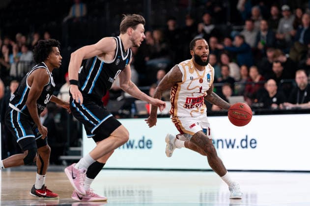 RJ Cole (Umana Reyer Venice, 1) im Dribbling, Niklas Wimberg (Veolia Towers Hamburg, 17), GER, Veolia Towers Hamburg vs Umana Reyer Venice, Basketball, EuroCup, Spieltag 15, Saison 2025 2026, 21.01.2026 GER, Veolia Towers Hamburg vs Umana Reyer Venice, Basketball, EuroCup, Spieltag 15, Saison 2025 2026, 21.01.2026 Hamburg Copyright: xEibner-Pressefoto MaxxVincenx EP_MVN