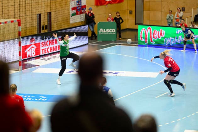 Johanna, Reichert (Rueckraum, Thueringer HC, 29) im 7m gegen Nicole, Roth (Torwart, HSG Blomberg-Lippe, 61) GER, Thueringen, Thueringer HC gegen HSG Blomberg-Lippe, Alsco Handball Bundesliga Frauen, 1. Handballbundesliga Frauen, Handball, 14.Spieltag, Saison 2025 2026, 21.01.2026 GER, Thueringen, Thueringer HC gegen HSG Blomberg-Lippe, Alsco Handball Bundesliga Frauen, 1. Handballbundesliga Frauen, Handball, 14.Spieltag, Saison 2025 2026, 21.01.2026 Bad Langensalza Copyright: xEibner-Pressefoto MartinxHerbstx EP_MHT