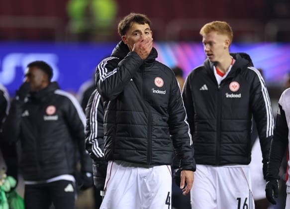 21.01.2026, Fussball UEFA Champions League, Qarabag Agdam FK - Eintracht Frankfurt, v.l., Robin Koch (Eintracht Frankfurt) enttaeuscht, enttaeuscht schauend, dissapointed, traurig, frustiert, frust, gefrustet, frustrated DFL DFB REGULATIONS PROHIBIT ANY USE OF PHOTOGRAPHS AS IMAGE SEQUENCES AND OR QUASI-VIDEO. xdcx Copyright: HMBxMedia Claus