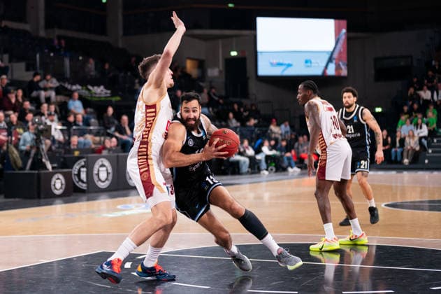 Martin Breunig (Veolia Towers Hamburg, 13) im Dribbling gegen Kyle Wiltjer (Umana Reyer Venice, 33), GER, Veolia Towers Hamburg vs Umana Reyer Venice, Basketball, EuroCup, Spieltag 15, Saison 2025 2026, 21.01.2026 GER, Veolia Towers Hamburg vs Umana Reyer Venice, Basketball, EuroCup, Spieltag 15, Saison 2025 2026, 21.01.2026 Hamburg Copyright: xEibner-Pressefoto MaxxVincenx EP_MVN