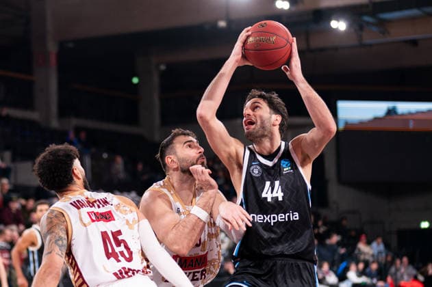 Benedikt Turudic (Veolia Towers Hamburg, 44) im Zweikampf mit Amedeo Tessitori (Umana Reyer Venice, 00), GER, Veolia Towers Hamburg vs Umana Reyer Venice, Basketball, EuroCup, Spieltag 15, Saison 2025 2026, 21.01.2026 GER, Veolia Towers Hamburg vs Umana Reyer Venice, Basketball, EuroCup, Spieltag 15, Saison 2025 2026, 21.01.2026 Hamburg Copyright: xEibner-Pressefoto MaxxVincenx EP_MVN