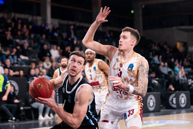 Niklas Wimberg (Veolia Towers Hamburg, 17) im Zweikampf mit Kyle Wiltjer (Umana Reyer Venice, 33), GER, Veolia Towers Hamburg vs Umana Reyer Venice, Basketball, EuroCup, Spieltag 15, Saison 2025 2026, 21.01.2026 GER, Veolia Towers Hamburg vs Umana Reyer Venice, Basketball, EuroCup, Spieltag 15, Saison 2025 2026, 21.01.2026 Hamburg Copyright: xEibner-Pressefoto MaxxVincenx EP_MVN