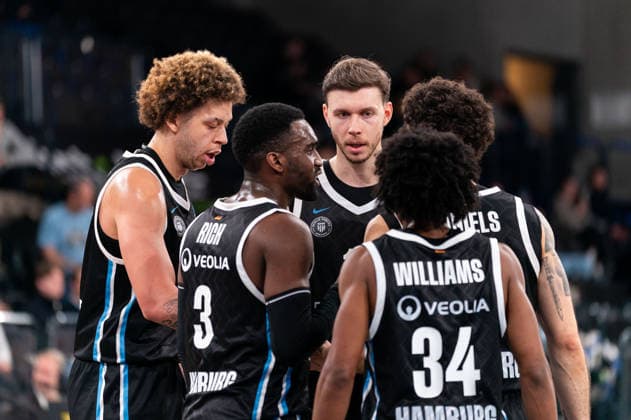Veolia Towers Hamburg beim Huddle, GER, Veolia Towers Hamburg vs Umana Reyer Venice, Basketball, EuroCup, Spieltag 15, Saison 2025 2026, 21.01.2026 GER, Veolia Towers Hamburg vs Umana Reyer Venice, Basketball, EuroCup, Spieltag 15, Saison 2025 2026, 21.01.2026 Hamburg Copyright: xEibner-Pressefoto MaxxVincenx EP_MVN