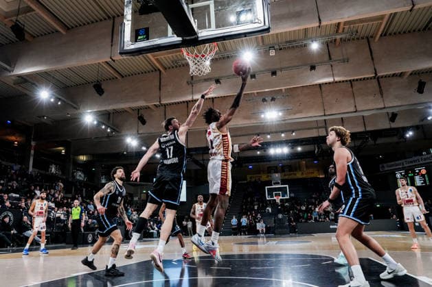 Deutschland: Basketball EuroCup Saison 2025 26 15. Spieltag Veolia Towers Hamburg vs. Umana Reyer Venice Inselpark Arena (Hamburg), Germany: Basketball 2025 26 EuroCup season Round 15 Veolia Towers Hamburg vs. Umana Reyer Venice Inselpark Arena (Hamburg): Devon Daniels (Veolia Towers Hamburg, 21), Jan Niklas Wimberg (Veolia Towers Hamburg, 17), Carl Wheatle (Umana Reyer Venezia, 10), Jordan Parks (Umana Reyer Venezia, 22), Zacharie Perrin (Veolia Towers Hamburg, 52),Leonardo Candi (Umana Reyer Venezia, 7), Denzel Valentine (Umana Reyer Venezia, 45), Ross Williams (Veolia Towers Hamburg, 34), Jordan Parks (Umana Reyer Venezia, 22) Copyright: xStefanxTrochax