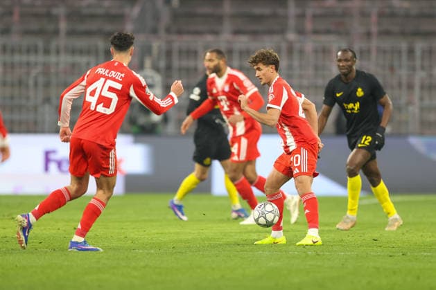 Tom Bischof (FC Bayern Muenchen, 20) mit Aleksandar Pavlovic (FC Bayern Muenchen, 45) und Promise David (Royale Union Saint-Gilloise, 12), GER, FC Bayern Muenchen vs. Royale Union Saint-Gilloise, Fussball, UEFA Champions League, Liga-Phase, 7. Spieltag, Saison 2025 2026, 21.01.2026, GER, FC Bayern Muenchen vs. Royale Union Saint-Gilloise, Fussball, UEFA Champions League, Liga-Phase, 7. Spieltag, Saison 2025 2026, 21.01.2026 Muenchen Copyright: xEibner-Pressefoto JennixMaulx EP_JML