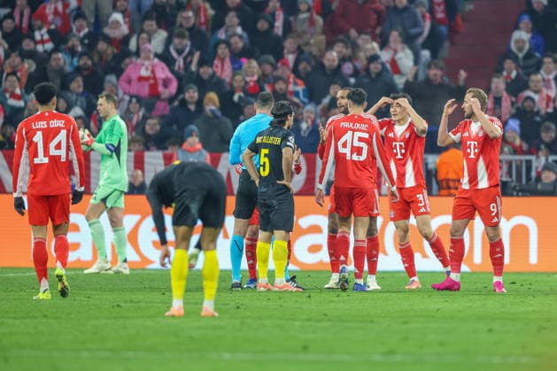 Die Spieler beschweren sich beim Schiedsrichter Rade Obrenovic ueber die gelb rote Karte fuer Minjae Kim (FC Bayern Muenchen, 03), GER, FC Bayern Muenchen vs. Royale Union Saint-Gilloise, Fussball, UEFA Champions League, Liga-Phase, 7. Spieltag, Saison 2025 2026, 21.01.2026, GER, FC Bayern Muenchen vs. Royale Union Saint-Gilloise, Fussball, UEFA Champions League, Liga-Phase, 7. Spieltag, Saison 2025 2026, 21.01.2026 Muenchen Copyright: xEibner-Pressefoto JennixMaulx EP_JML