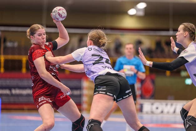GER, Bensheim, HSG Bensheim Auerbach Flames vs Vfl Oldenburg, Alsco Handball Bundesliga Frauen, Handball, DHB, Spielzeit 2025 2026, Weststadthalle Bensheim, 14. Spieltag im Bild v.l.: Nina Engel (HSG Bensheim Auerbach Flames Frauen 6), Laurentia Wolff (VfL Oldenburg Handball 24 DFB DFL REGULATIONS PROHIBIT ANY USE OF PHOTOGRAPHS AS IMAGE SEQUENCES AND OR QUASI-VIDEO, 21.01.2026 Copyright: HMBxMedia HendrikxHamelau