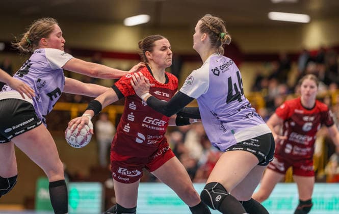 GER, Bensheim, HSG Bensheim Auerbach Flames vs Vfl Oldenburg, Alsco Handball Bundesliga Frauen, Handball, DHB, Spielzeit 2025 2026, Weststadthalle Bensheim, 14. Spieltag im Bild v.l.: Mareike Thomaier (HSG Bensheim Auerbach Flames Frauen 2), Lisa-Marie Fragge (VfL Oldenburg Handball 44) DFB DFL REGULATIONS PROHIBIT ANY USE OF PHOTOGRAPHS AS IMAGE SEQUENCES AND OR QUASI-VIDEO, 21.01.2026 Copyright: HMBxMedia HendrikxHamelau