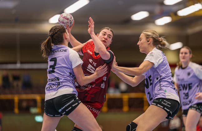GER, Bensheim, HSG Bensheim Auerbach Flames vs Vfl Oldenburg, Alsco Handball Bundesliga Frauen, Handball, DHB, Spielzeit 2025 2026, Weststadthalle Bensheim, 14. Spieltag im Bild v.l.: Lana Teiken (VfL Oldenburg Handball 3), Isabell Hurst (HSG Bensheim Auerbach Flames Frauen 5) DFB DFL REGULATIONS PROHIBIT ANY USE OF PHOTOGRAPHS AS IMAGE SEQUENCES AND OR QUASI-VIDEO, 21.01.2026 Copyright: HMBxMedia HendrikxHamelau
