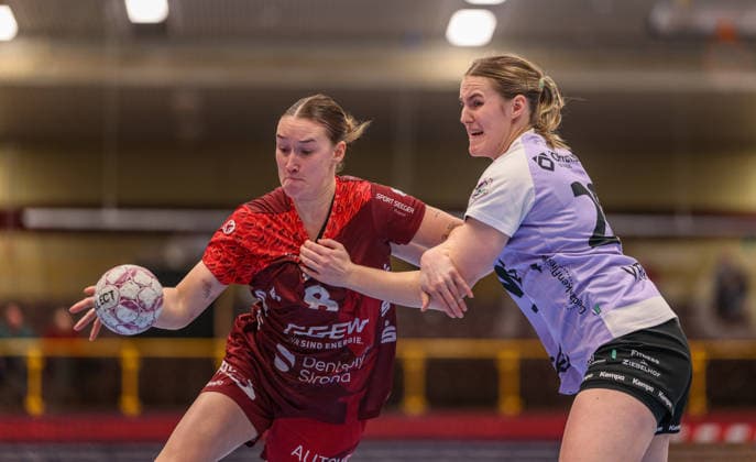GER, Bensheim, HSG Bensheim Auerbach Flames vs Vfl Oldenburg, Alsco Handball Bundesliga Frauen, Handball, DHB, Spielzeit 2025 2026, Weststadthalle Bensheim, 14. Spieltag im Bild v.l.: Lena Degenhardt (HSG Bensheim Auerbach Flames Frauen 8), Paulina Golla (VfL Oldenburg Handball 29) DFB DFL REGULATIONS PROHIBIT ANY USE OF PHOTOGRAPHS AS IMAGE SEQUENCES AND OR QUASI-VIDEO, 21.01.2026 Copyright: HMBxMedia HendrikxHamelau