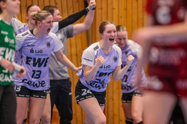 GER, Bensheim, HSG Bensheim Auerbach Flames vs Vfl Oldenburg, Alsco Handball Bundesliga Frauen, Handball, DHB, Spielzeit 2025 2026, Weststadthalle Bensheim, 14. Spieltag im Bild: Jubel, Freude und Emotionen bei Jane Martens (VfL Oldenburg Handball 13) und Laurentia Wolff (VfL Oldenburg Handball 24) nach dem Sieg von VfL Oldenburg Handball gegen HSG Bensheim Auerbach Flames DFB DFL REGULATIONS PROHIBIT ANY USE OF PHOTOGRAPHS AS IMAGE SEQUENCES AND OR QUASI-VIDEO, 21.01.2026 Copyright: HMBxMedia HendrikxHamelau