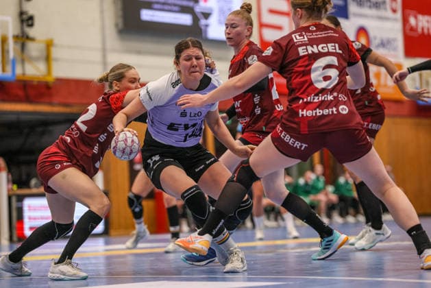 GER, Bensheim, HSG Bensheim Auerbach Flames vs Vfl Oldenburg, Alsco Handball Bundesliga Frauen, Handball, DHB, Spielzeit 2025 2026, Weststadthalle Bensheim, 14. Spieltag im Bild v.l.: Marie Steffen (VfL Oldenburg Handball 14), Nina Engel (HSG Bensheim Auerbach Flames Frauen 6) DFB DFL REGULATIONS PROHIBIT ANY USE OF PHOTOGRAPHS AS IMAGE SEQUENCES AND OR QUASI-VIDEO, 21.01.2026 Copyright: HMBxMedia HendrikxHamelau
