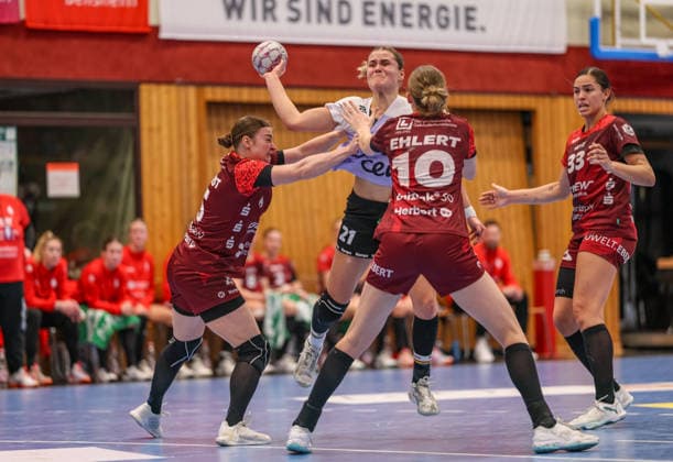 GER, Bensheim, HSG Bensheim Auerbach Flames vs Vfl Oldenburg, Alsco Handball Bundesliga Frauen, Handball, DHB, Spielzeit 2025 2026, Weststadthalle Bensheim, 14. Spieltag im Bild v.l.: Isabell Hurst (HSG Bensheim Auerbach Flames Frauen 5), Joanna Granicka (VfL Oldenburg Handball 21), Matilda Ehlert (HSG Bensheim Auerbach Flames Frauen 10) DFB DFL REGULATIONS PROHIBIT ANY USE OF PHOTOGRAPHS AS IMAGE SEQUENCES AND OR QUASI-VIDEO, 21.01.2026 Copyright: HMBxMedia HendrikxHamelau