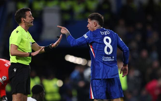 . - Chelsea v Pafos, UEFA Champions League 2025 26, League Phase, Stamford Bridge Stadium, London, England. - 21st January 2026. (C) Alex Ferrelly Crystal Pix (C) Daniel Weir Crystal Pix Enzo Fernandez of Chelsea argues with the referee. - Chelsea v Pafos, UEFA Champions League 2025 26, League Phase, Stamford Bridge Stadium, London, England. - 21st January 2026. (C) Alex Ferrelly Crystal Pix London England United Kingdom Copyright: xAlexxFerrellyx CP_Chelsea_Pafos_210126_AF_19