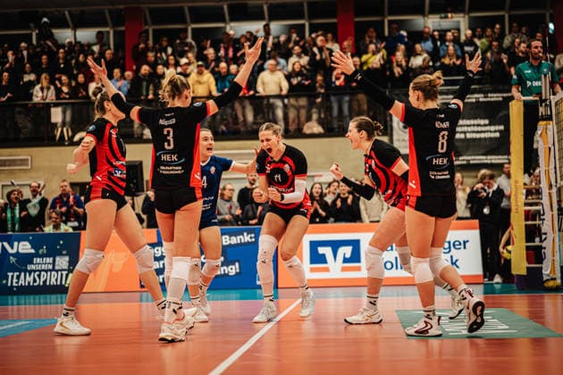 Volleyball Frauen Saison 2025 2026 Volleyball Bundesliga ETV Hamburger Volksbank Volleys vs. USC Münster 22.01.2026 Jubel beim ETV, v.l. Leonie Körtzinger ( 7, ETV Hamburger Volksbank Volleys), Lina Köster ( 3, ETV Hamburger Volksbank Volleys), Sarah Stiriz ( 4, ETV Hamburger Volksbank Volleys), Svea Frobel ( 11, ETV Hamburger Volksbank Volleys), Louisa Krams ( 17, ETV Hamburger Volksbank Volleys) und Zoe Konjer ( 8, ETV Hamburger Volksbank Volleys) Hamburg Sporthalle Hoheluft Hamburg Deutschland