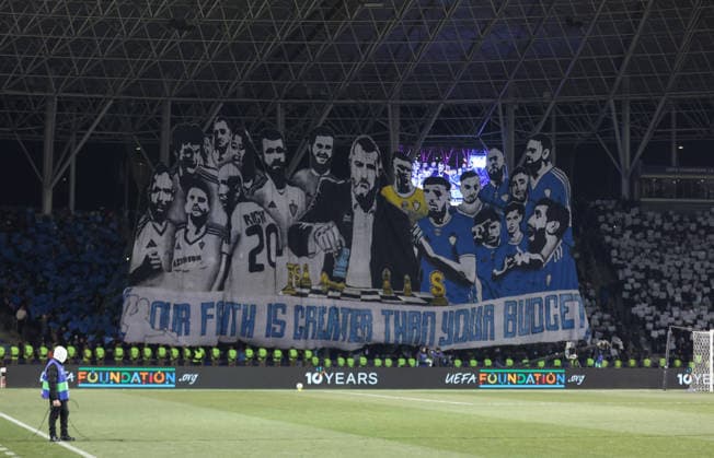 21.01.2026, Fussball UEFA Champions League, Qarabag Agdam FK - Eintracht Frankfurt, v.l., Choreografie, Fans, Stimmung, Schals, Trikots, Emotionen, support, scarfs, jersey, emotions DFL DFB REGULATIONS PROHIBIT ANY USE OF PHOTOGRAPHS AS IMAGE SEQUENCES AND OR QUASI-VIDEO. xdcx Copyright: HMBxMedia Claus