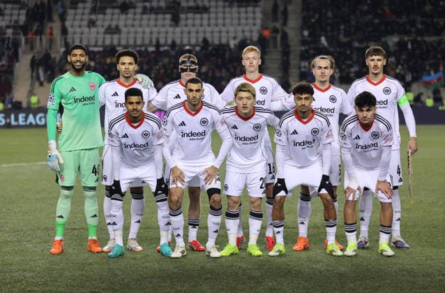 21.01.2026, Fussball UEFA Champions League, Qarabag Agdam FK - Eintracht Frankfurt, v.l., Teamfoto vor dem Spiel, players pose for a team photo before the start of, hinten von links: Torwart Kaua Kaua-Morais Vieira Dos Santos (Eintracht Frankfurt), Pharell Nnamdi Collins (Eintracht Frankfurt), Rasmus Kristensen (Eintracht Frankfurt), Hugo Larsson (Eintracht Frankfurt), Arthur Theate (Eintracht Frankfurt), Robin Koch (Eintracht Frankfurt), vorne von links: Ansgar Knauff (Eintracht Frankfurt), Ellyes Skhiri (Eintracht Frankfurt), Ritsu Doan (Eintracht Frankfurt), Nathaniel Brown (Eintracht Frankfurt), Can Uzun (Eintracht Frankfurt) DFL DFB REGULATIONS PROHIBIT ANY USE OF PHOTOGRAPHS AS IMAGE SEQUENCES AND OR QUASI-VIDEO. xdcx Copyright: HMBxMedia Claus