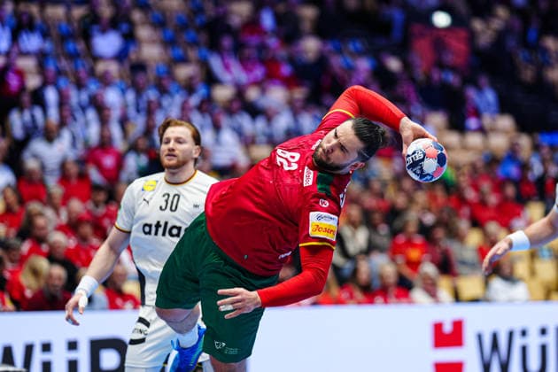 Wurf Tor Luis Frade (Portugal, 82) DEN, Deutschland vs. Portugal, Handball, EHF Europameisterschaft 2026, Hauptrunde, Spieltag 1, 22.01.2026 DEN, Deutschland vs. Portugal, Handball, EHF Europameisterschaft 2026, Hauptrunde, Spieltag 1, 22.01.2026 Herning Copyright: xEibner-Pressefoto MarcelxvonxFehrnx EP_MFN