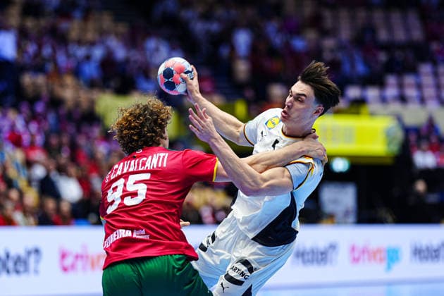 Gabriel Cavalcanti (Portugal, 95), Miro Schluroff (Deutschland, 05) DEN, Deutschland vs. Portugal, Handball, EHF Europameisterschaft 2026, Hauptrunde, Spieltag 1, 22.01.2026 DEN, Deutschland vs. Portugal, Handball, EHF Europameisterschaft 2026, Hauptrunde, Spieltag 1, 22.01.2026 Herning Copyright: xEibner-Pressefoto MarcelxvonxFehrnx EP_MFN