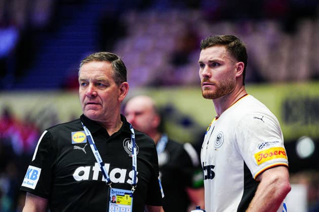 Alfred Gislason (Deutschland, Trainer), Johannes Golla (Deutschland, 04) DEN, Deutschland vs. Portugal, Handball, EHF Europameisterschaft 2026, Hauptrunde, Spieltag 1, 22.01.2026 DEN, Deutschland vs. Portugal, Handball, EHF Europameisterschaft 2026, Hauptrunde, Spieltag 1, 22.01.2026 Herning Copyright: xEibner-Pressefoto MarcelxvonxFehrnx EP_MFN