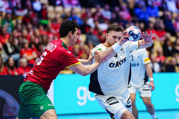 Ricardo Brandao (Portugal, 86), Johannes Golla (Deutschland, 04) DEN, Deutschland vs. Portugal, Handball, EHF Europameisterschaft 2026, Hauptrunde, Spieltag 1, 22.01.2026 DEN, Deutschland vs. Portugal, Handball, EHF Europameisterschaft 2026, Hauptrunde, Spieltag 1, 22.01.2026 Herning Copyright: xEibner-Pressefoto MarcelxvonxFehrnx EP_MFN