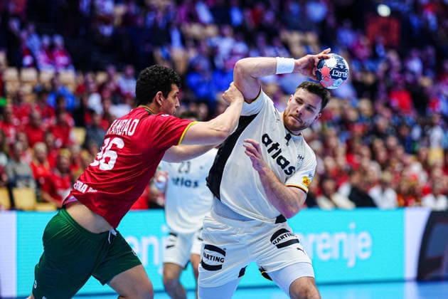 Ricardo Brandao (Portugal, 86), Johannes Golla (Deutschland, 04) DEN, Deutschland vs. Portugal, Handball, EHF Europameisterschaft 2026, Hauptrunde, Spieltag 1, 22.01.2026 DEN, Deutschland vs. Portugal, Handball, EHF Europameisterschaft 2026, Hauptrunde, Spieltag 1, 22.01.2026 Herning Copyright: xEibner-Pressefoto MarcelxvonxFehrnx EP_MFN