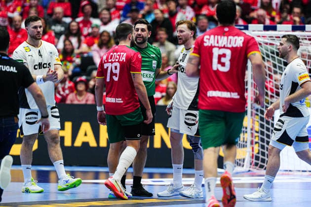 Martim Costa (Portugal, 79) und Tom Kiesler (Deutschland, 30) streiten sich DEN, Deutschland vs. Portugal, Handball, EHF Europameisterschaft 2026, Hauptrunde, Spieltag 1, 22.01.2026 DEN, Deutschland vs. Portugal, Handball, EHF Europameisterschaft 2026, Hauptrunde, Spieltag 1, 22.01.2026 Herning Copyright: xEibner-Pressefoto MarcelxvonxFehrnx EP_MFN