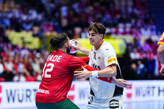 Luis Frade (Portugal, 82), Julian Koester (Deutschland, 18) DEN, Deutschland vs. Portugal, Handball, EHF Europameisterschaft 2026, Hauptrunde, Spieltag 1, 22.01.2026 DEN, Deutschland vs. Portugal, Handball, EHF Europameisterschaft 2026, Hauptrunde, Spieltag 1, 22.01.2026 Herning Copyright: xEibner-Pressefoto MarcelxvonxFehrnx EP_MFN