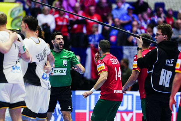 Spieler Portugal diskutieren mit Schiedsrichter DEN, Deutschland vs. Portugal, Handball, EHF Europameisterschaft 2026, Hauptrunde, Spieltag 1, 22.01.2026 DEN, Deutschland vs. Portugal, Handball, EHF Europameisterschaft 2026, Hauptrunde, Spieltag 1, 22.01.2026 Herning Copyright: xEibner-Pressefoto MarcelxvonxFehrnx EP_MFN