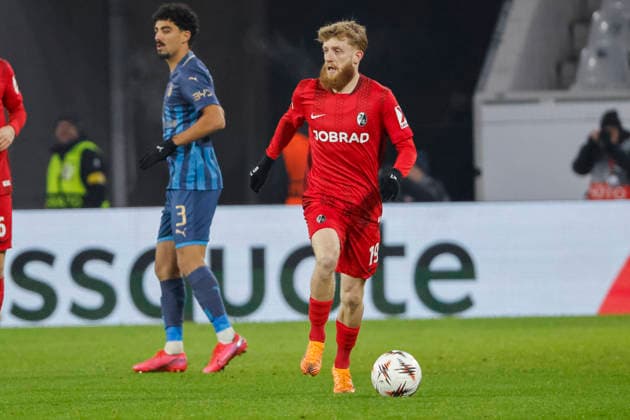 Niklas Beste (SC Freiburg, 19) am Ball , Deutschland, Fussball, UEFA Europa League, 7. Spieltag, 2025 2026, SC Freiburg vs. Maccabi Tel Aviv, Europa-Park Stadion, Freiburg im Breisgau, 22.01.2026 Freiburg im Breisgau Europa-Park Stadion Deutschland Copyright: xGrantxHubbsx