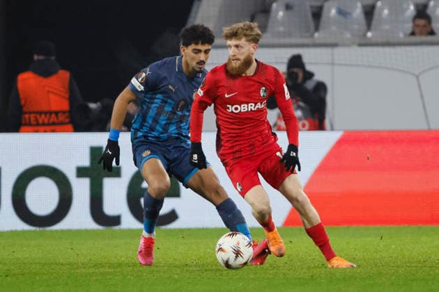 Roy Revivo (Maccabi Tel Aviv, 03) und Niklas Beste (SC Freiburg, 19) im Kampf um den Ball , Deutschland, Fussball, UEFA Europa League, 7. Spieltag, 2025 2026, SC Freiburg vs. Maccabi Tel Aviv, Europa-Park Stadion, Freiburg im Breisgau, 22.01.2026 Freiburg im Breisgau Europa-Park Stadion Deutschland Copyright: xGrantxHubbsx