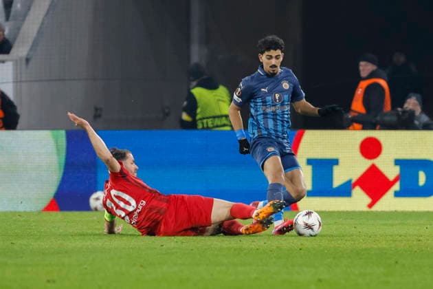 Christian Günter, Gunter (SC Freiburg, 30) und Roy Revivo (Maccabi Tel Aviv, 03) im Zweikampf , Deutschland, Fussball, UEFA Europa League, 7. Spieltag, 2025 2026, SC Freiburg vs. Maccabi Tel Aviv, Europa-Park Stadion, Freiburg im Breisgau, 22.01.2026 Freiburg im Breisgau Europa-Park Stadion Deutschland Copyright: xGrantxHubbsx