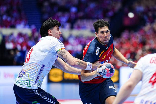 Simen Schoenningsen (Norwegen, 45), Daniel Dujshebaev (Spanien, 24) DEN, Spanien vs, Norwegen, Handball, EHF Europameisterschaft 2026, Hauptrunde, Spieltag 1, 22.01.2026 DEN, Spanien vs, Norwegen, Handball, EHF Europameisterschaft 2026, Hauptrunde, Spieltag 1, 22.01.2026 Herning Copyright: xEibner-Pressefoto MarcelxvonxFehrnx EP_MFN