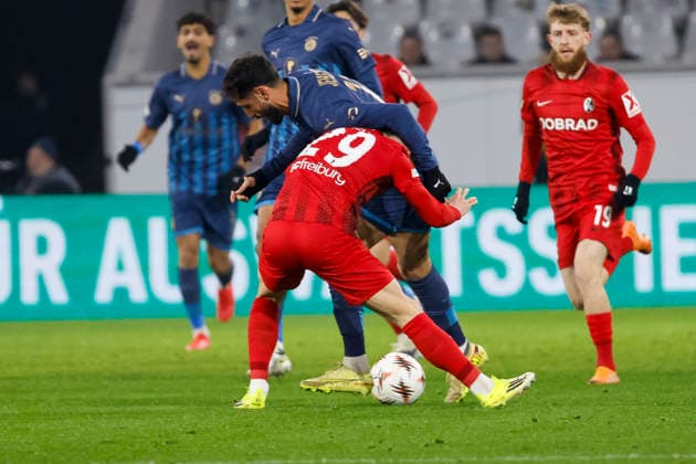Sagiv Jehezkel (Maccabi Tel Aviv, 11) und Philipp Treu (SC Freiburg, 29) im Zweikampf , Deutschland, Fussball, UEFA Europa League, 7. Spieltag, 2025 2026, SC Freiburg vs. Maccabi Tel Aviv, Europa-Park Stadion, Freiburg im Breisgau, 22.01.2026 Freiburg im Breisgau Europa-Park Stadion Deutschland Copyright: xGrantxHubbsx
