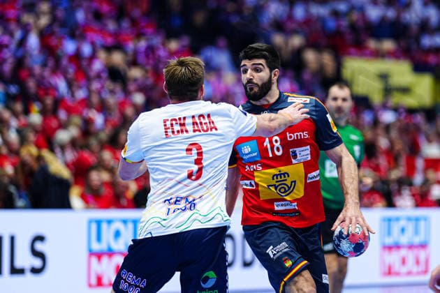 Vetle Eck Aga (Norwegen, 03), Imanol Garciandia (Spanien, 18) DEN, Spanien vs, Norwegen, Handball, EHF Europameisterschaft 2026, Hauptrunde, Spieltag 1, 22.01.2026 DEN, Spanien vs, Norwegen, Handball, EHF Europameisterschaft 2026, Hauptrunde, Spieltag 1, 22.01.2026 Herning Copyright: xEibner-Pressefoto MarcelxvonxFehrnx EP_MFN