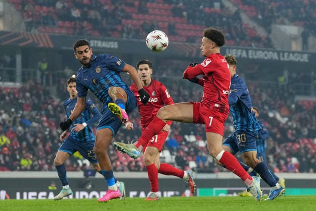 Derry Scherhant (SC Freiburg, 07) im Zweikampf mit Itamar Noy (Maccabi Tel Aviv, 30) , Deutschland, Fussball, UEFA Europa League, 7.Spieltag, Ligaphase, 2025 2026, SC Freiburg vs. Maccabi Tel Aviv, 22.01.2026, Europa-Park Stadion, Freiburg, Deutschland Freiburg Europa-Park Stadion Baden-Württemberg Deutschland Copyright: xArnexAmbergx
