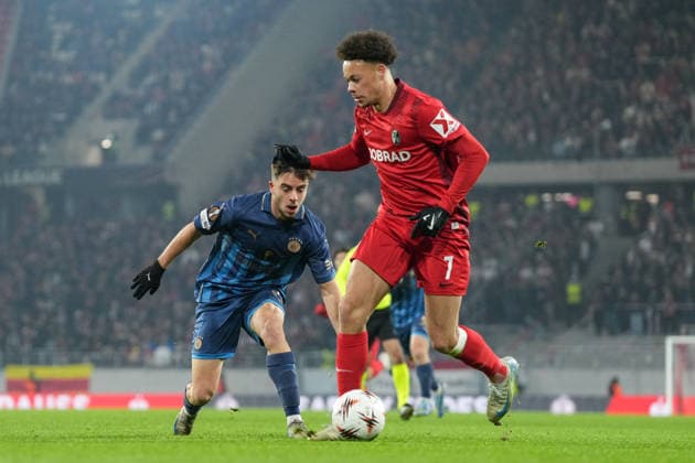 Noam Ben Harush (Maccabi Tel Aviv, 21) im Zweikampf mit Derry Scherhant (SC Freiburg, 07) , Deutschland, Fussball, UEFA Europa League, 7.Spieltag, Ligaphase, 2025 2026, SC Freiburg vs. Maccabi Tel Aviv, 22.01.2026, Europa-Park Stadion, Freiburg, Deutschland Freiburg Europa-Park Stadion Baden-Württemberg Deutschland Copyright: xArnexAmbergx
